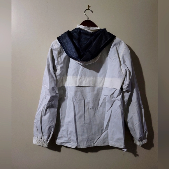 San Francisco White Raincoat - Picture 7 of 7